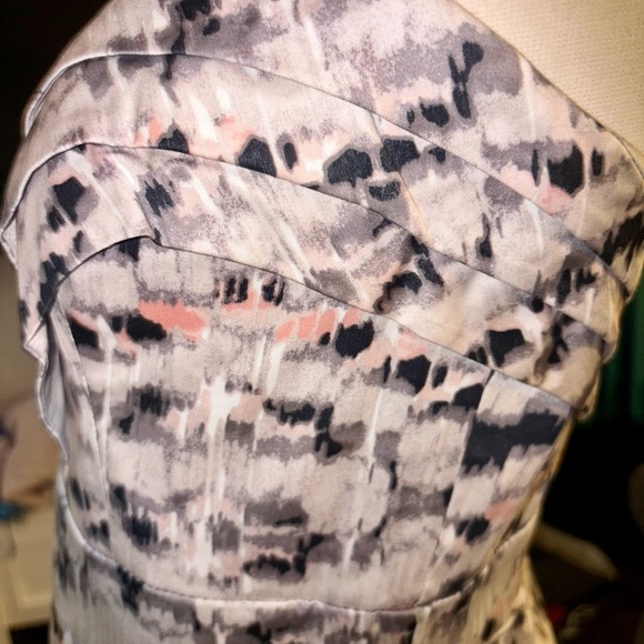 🎨 BCBG Generation Strapless Abstract Mini Dress – Size 8 – Elegant Structure - Picture 2 of 5